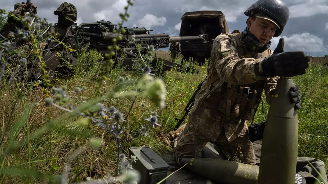 Ohne die Waffenlieferungen aus dem Westen hätte die Ukraine vermutlich schon längst aufgeben müssen. (Archivbild) - Bild: Evgeniy Maloletka/AP/dpa
