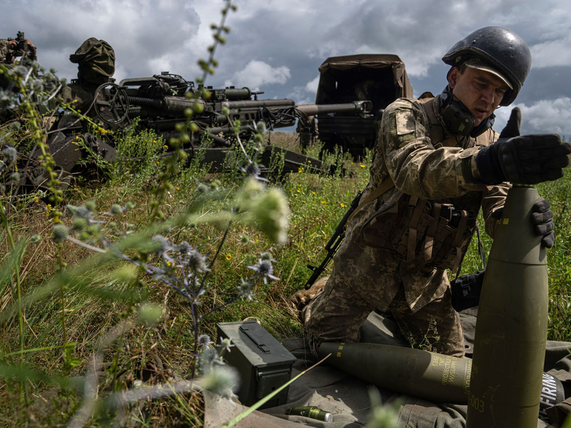 Eine von den USA gelieferte Haubitze im Einsatz in der Ukraine. Die USA sind der wichtigste Waffenlieferant des von Russland angegriffenen Landes. (Archivbild) - Foto: Evgeniy Maloletka/AP/dpa