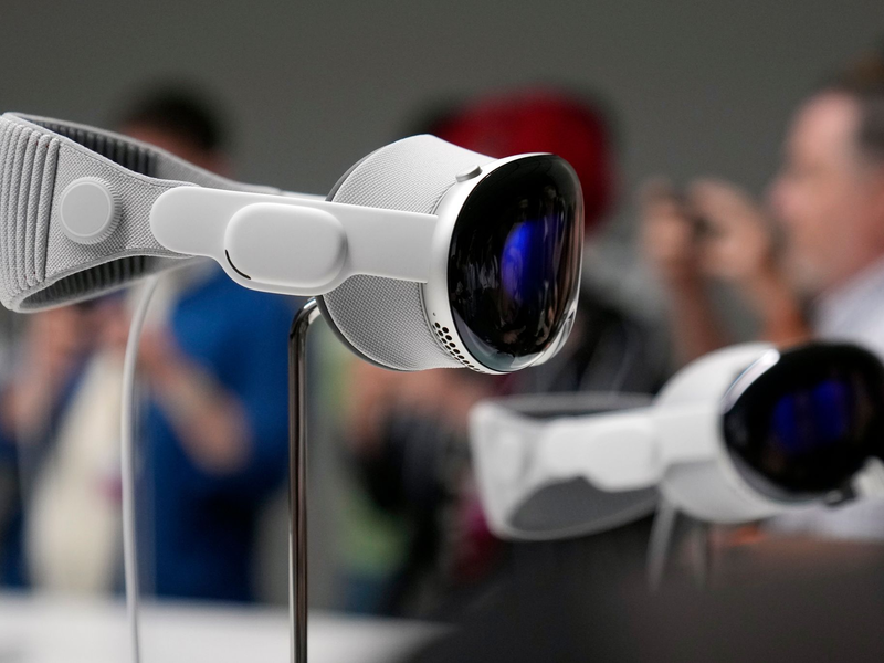 Die Vision Pro hat Kameras, die die Umgebung aufnehmen. Das Bild wird dann an die Displays vor den Augen übertragen.  - Foto: Jeff Chiu/AP/dpa