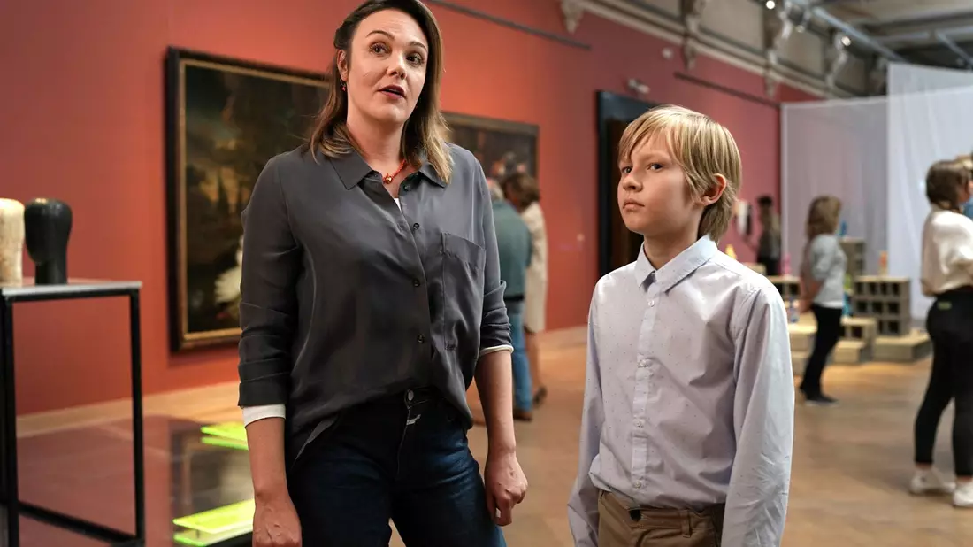 Anna (Alwara Höfels) mit ihrem Sohn Paul (Filip Wyzinski) im Museum, - Bild: Petro Domenigg/ARD Degeto/Polyphon Pictures GmbH/epo-film/dpa