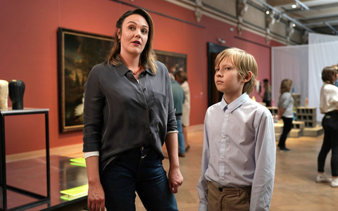 Anna (Alwara Höfels) mit ihrem Sohn Paul (Filip Wyzinski) im Museum, - Foto: Petro Domenigg/ARD Degeto/Polyphon Pictures GmbH/epo-film/dpa