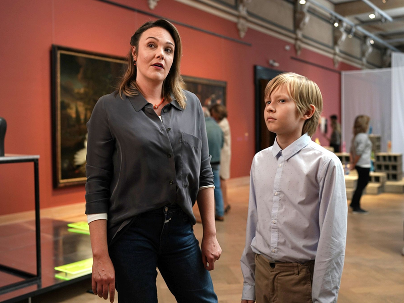Anna (Alwara Höfels) mit ihrem Sohn Paul (Filip Wyzinski) im Museum, - Foto: Petro Domenigg/ARD Degeto/Polyphon Pictures GmbH/epo-film/dpa