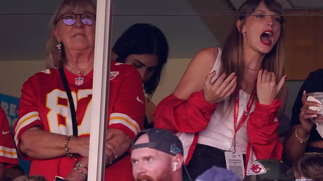 Während Kelce zu Konzerten kommt, verfolgt Swift NFL-Spiele im Stadion. (Archivfoto) - Bild: Ed Zurga/AP/dpa