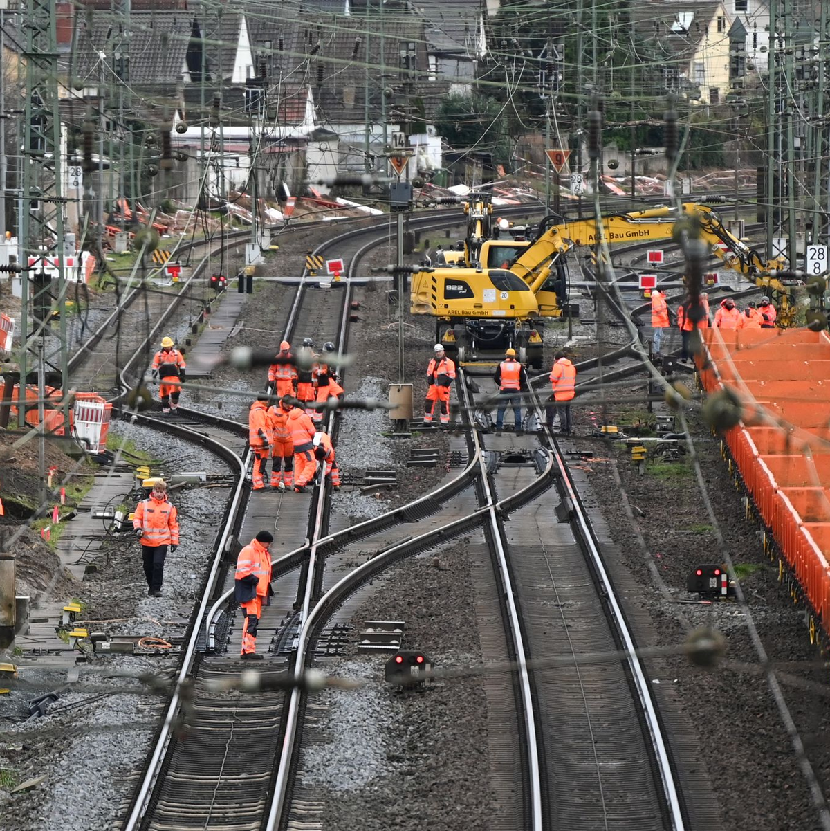 Bis Anfang der 30er Jahre sollen mehr als 40 wichtige Strecken grundlegend saniert werden - wie hier der Korridor zwischen Mannheim und Frankfurt. (Archivbild) - Foto: Arne Dedert/dpa