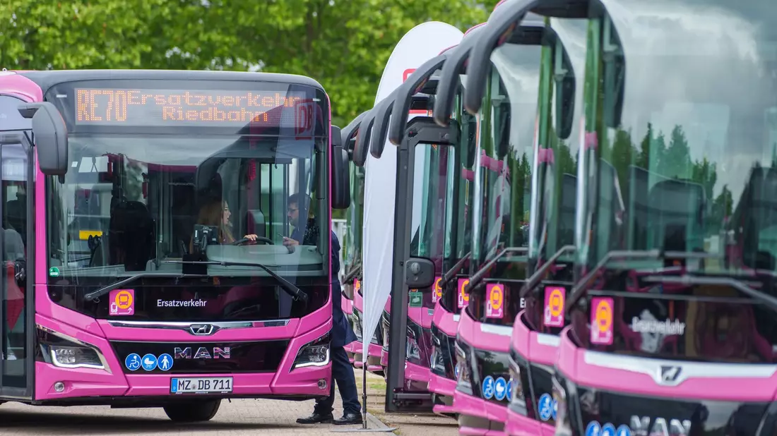 Für den Ersatzverkehr hat die Bahn 150 Gelenk- und Überlandbusse gekauft und gut 400 Busfahrerinnen und Busfahrer aus dem In- und Ausland eingestellt. - Bild: Andreas Arnold/dpa
