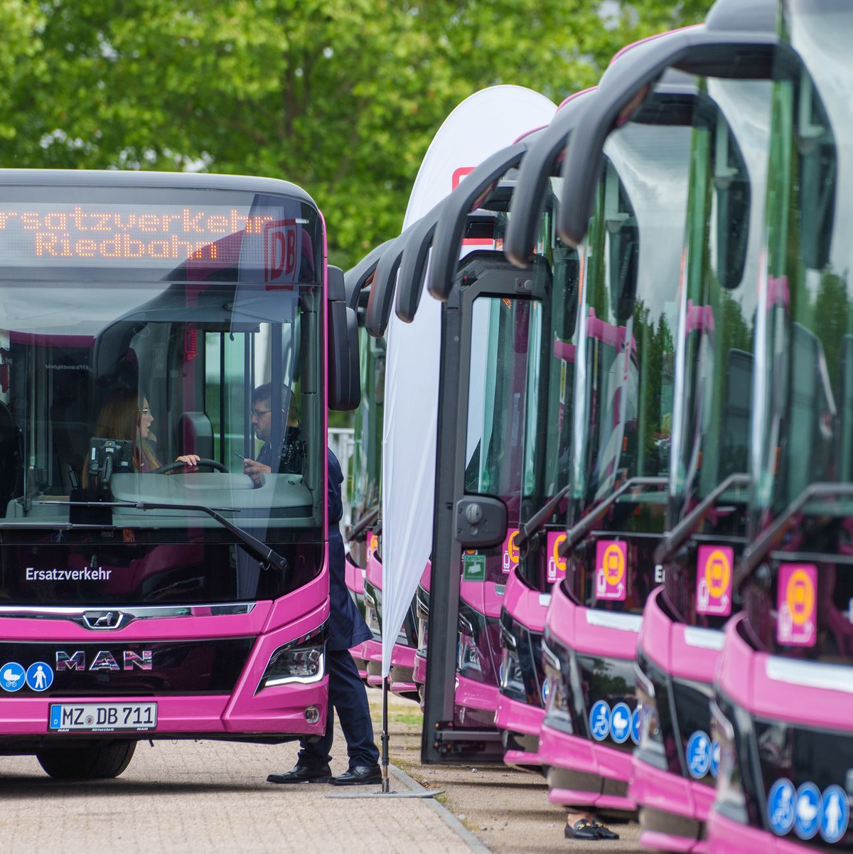 Für den Ersatzverkehr hat die Bahn 150 Gelenk- und Überlandbusse gekauft und gut 400 Busfahrerinnen und Busfahrer aus dem In- und Ausland eingestellt. - Foto: Andreas Arnold/dpa