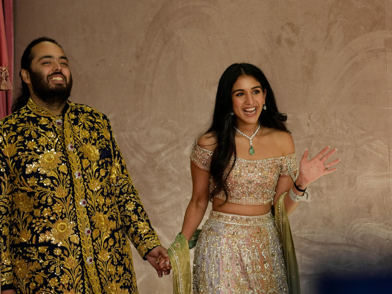 Lange wurde darauf gewartet, nun beginnt die Mega-Hochzteit in Indien endlich. - Foto: Rajanish Kakade/AP