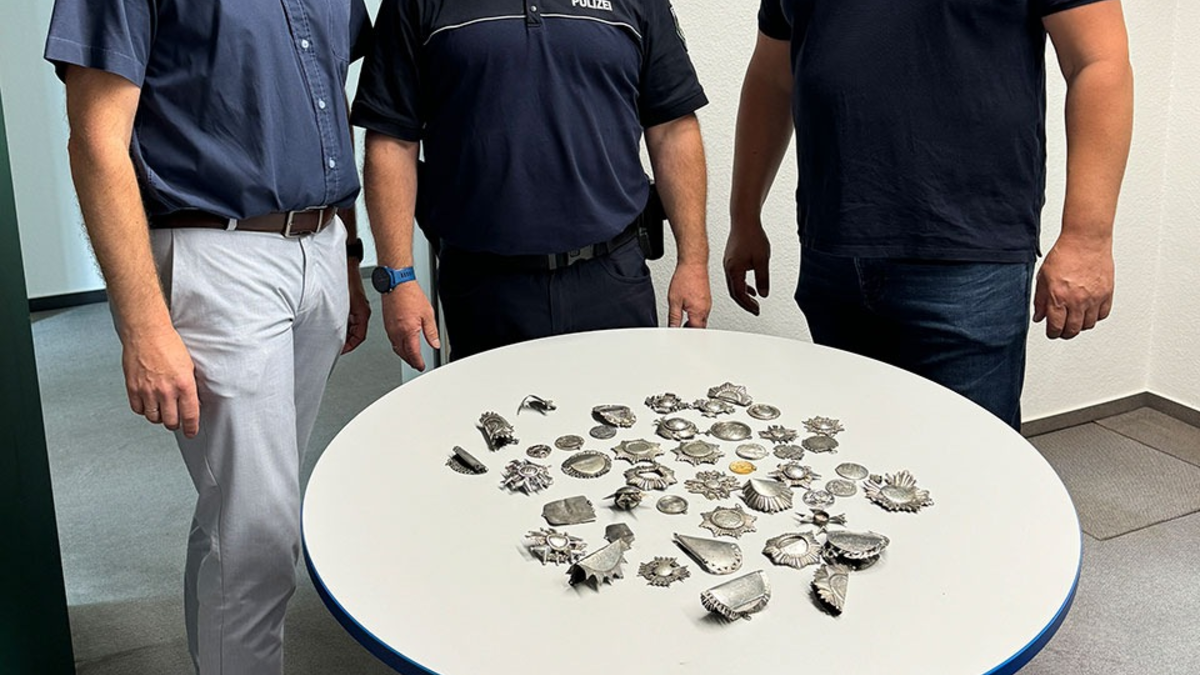 POL-SO: Polizei konnte die gestohlenen Schützenorden wieder an den Schützenverein übergeben - Foto: presseportal.de