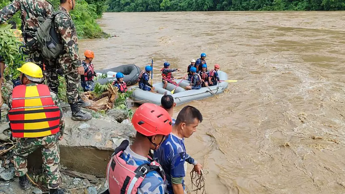 Rettungskräfte suchen nach möglichen Überlebenden des Busunglücks. - Bild: Uncredited/Nepal Armed Police force/AP/dpa