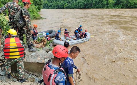 Rettungskräfte suchen nach möglichen Überlebenden des Busunglücks. - Foto: Uncredited/Nepal Armed Police force/AP/dpa