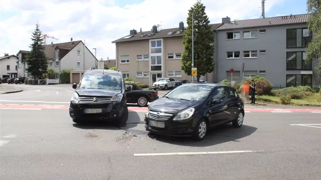 POL-RBK: Bergisch Gladbach - Zwei Leichtverletzte bei Verkehrsunfall in Heidkamp - Bild: presseportal.de