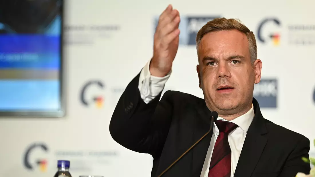 Maximilian Butek von der Deutschen Handelskammer in Ostchina spricht während einer Pressekonferenz. (Archivbild) - Bild: Johannes Neudecker/dpa