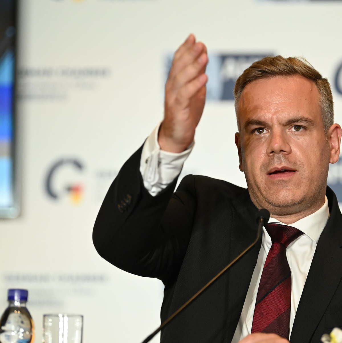 Maximilian Butek von der Deutschen Handelskammer in Ostchina spricht während einer Pressekonferenz. (Archivbild) - Foto: Johannes Neudecker/dpa
