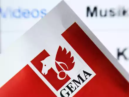Aus Sicht der Gema sollten KI-Firmen, die auf Grundlage bestehender Kompositionen Musik generieren, zur Kasse gebeten werden. (Archivbild) - Foto: Marcus Brandt/dpa