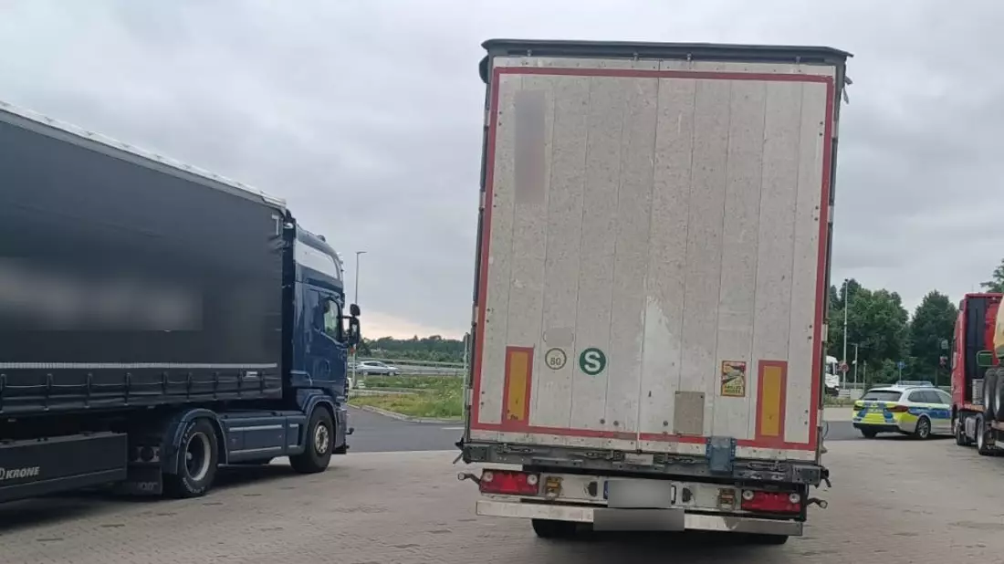 POL-OH: Sattelauflieger mit gefährlichen Mängeln aus dem Verkehr gezogen - Mit 62 Prozent Überladung auf der Autobahn unterwegs - Bild: presseportal.de