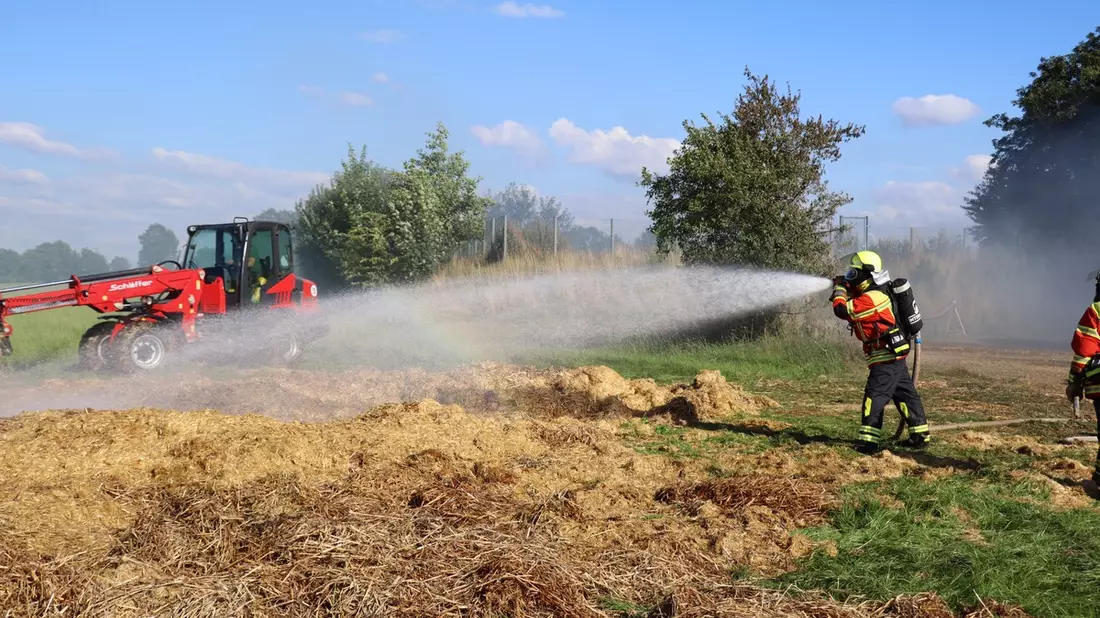 FW-SE: Vollbrand eines Strohlagers in Seth - Bild: presseportal.de