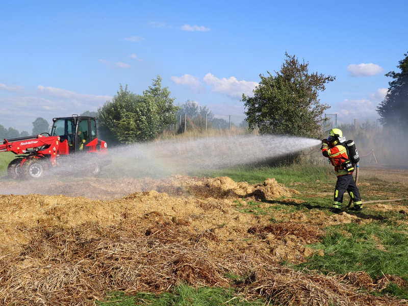FW-SE: Vollbrand eines Strohlagers in Seth - Foto: presseportal.de