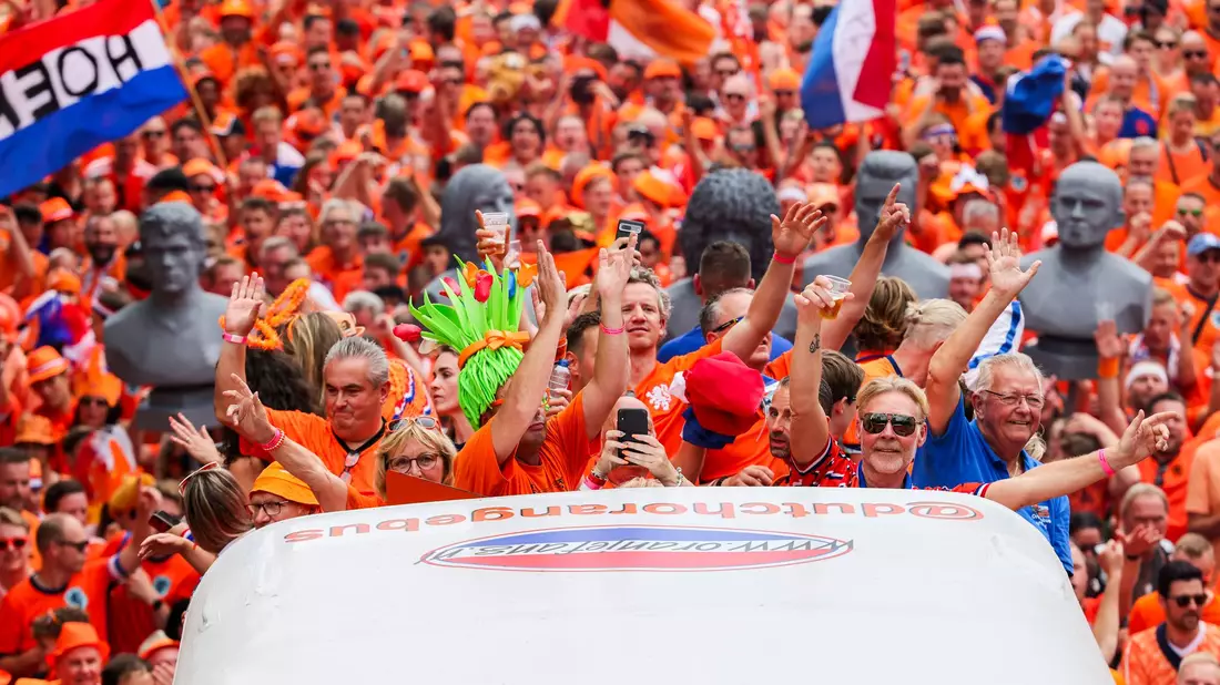 Die niederländischen Fans wurden mit ihren EM-Partys legendär - Bild: Christoph Reichwein/dpa