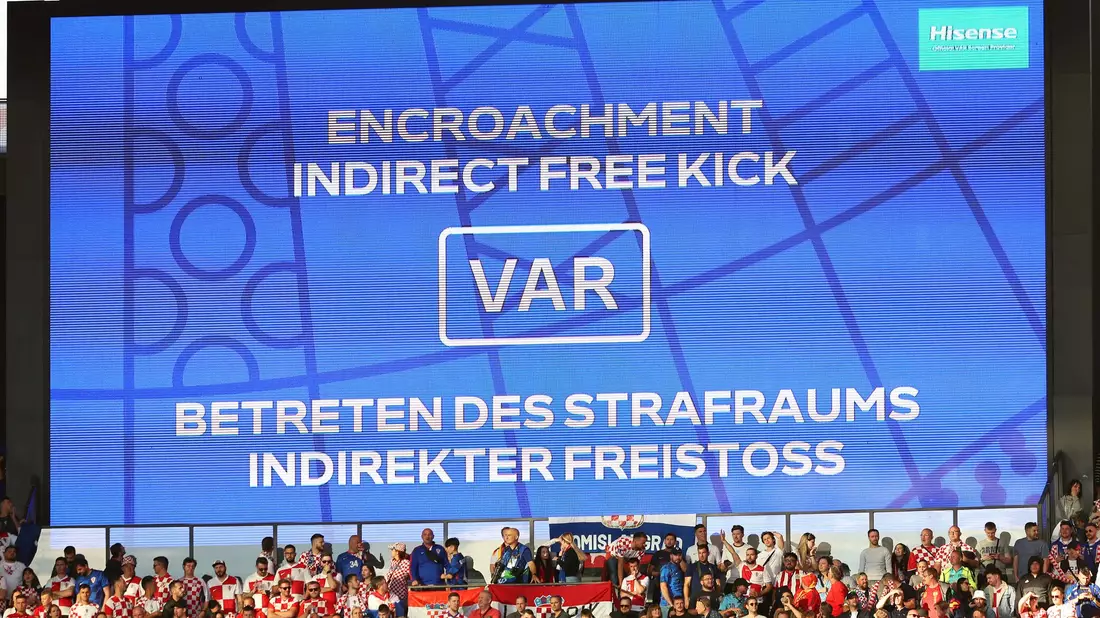 Bei der EM werden VAR-Entscheidungen auf der Anzeigetafel erklärt - Bild: Andreas Gora/dpa