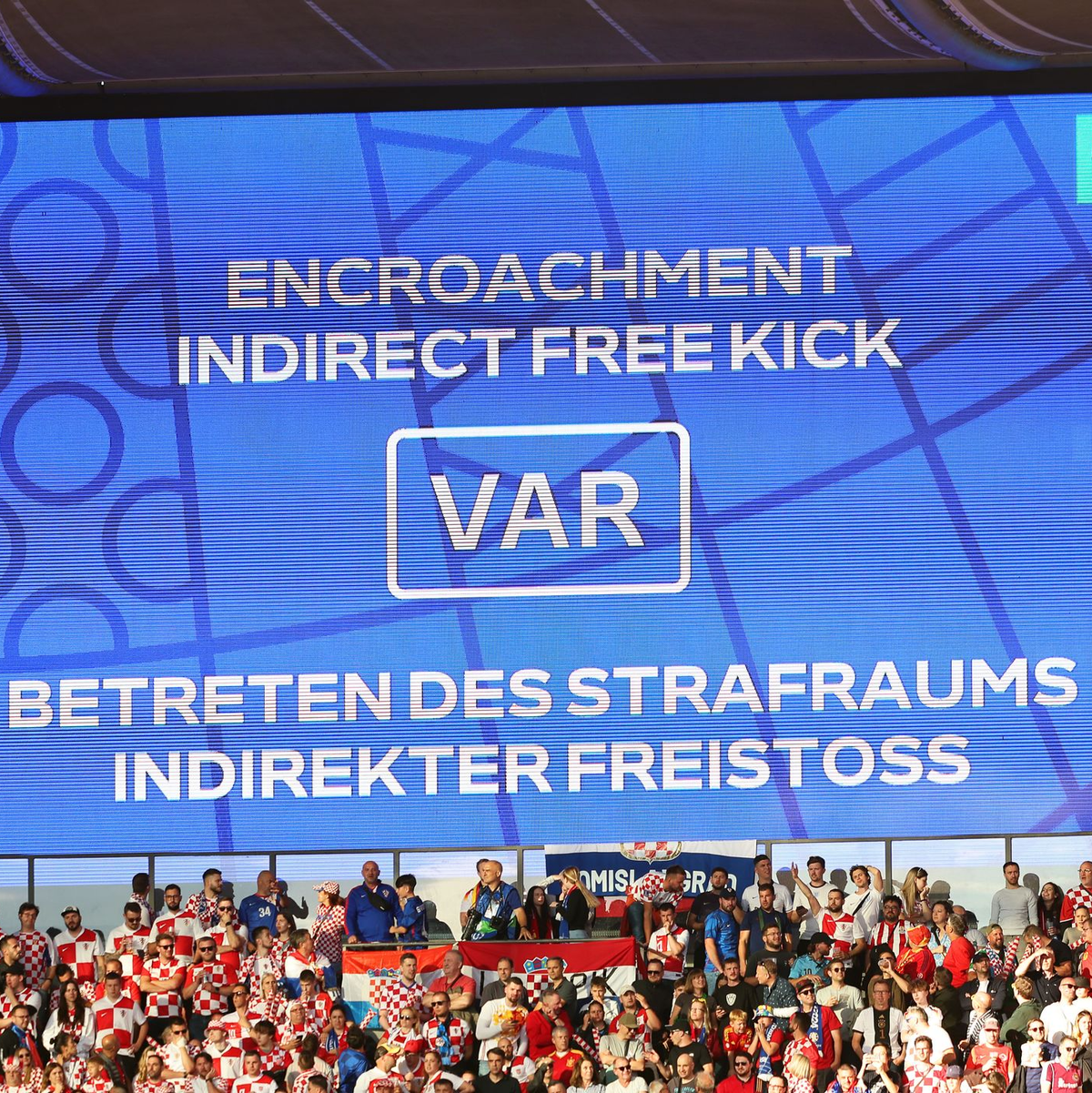 Bei der EM werden VAR-Entscheidungen auf der Anzeigetafel erklärt - Foto: Andreas Gora/dpa