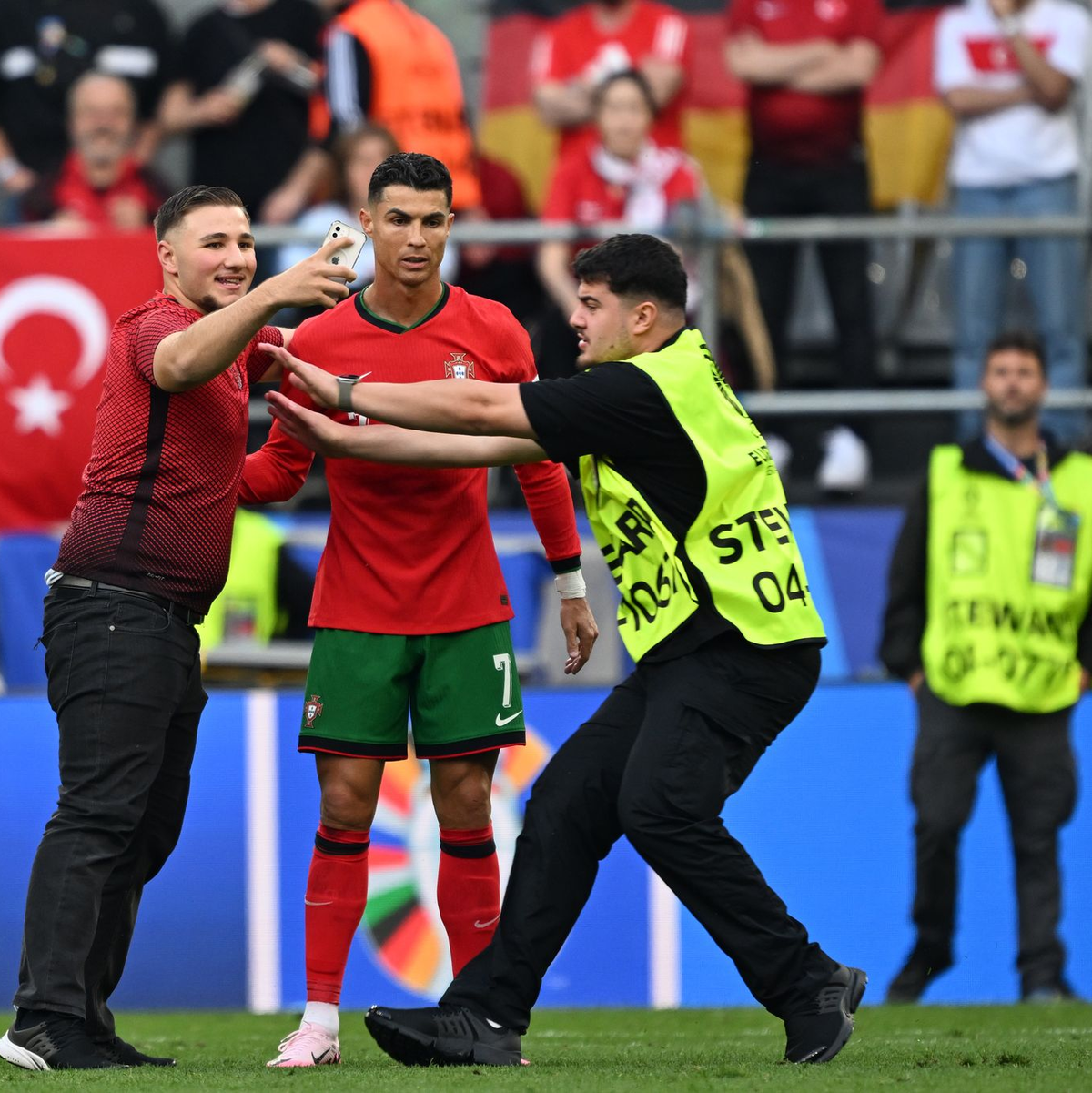 Mehrere Flitzer probierten bei der EM ihr Glück - Foto: Bernd Thissen/dpa