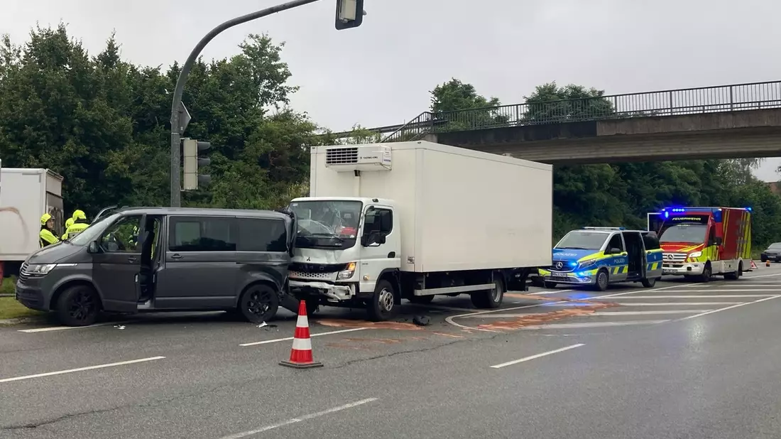 POL-HF: Auffahrunfall vor Einmündung- Fahrzeuge erheblich beschädigt - Bild: presseportal.de