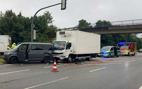 POL-HF: Auffahrunfall vor Einmündung- Fahrzeuge erheblich beschädigt - Foto: presseportal.de