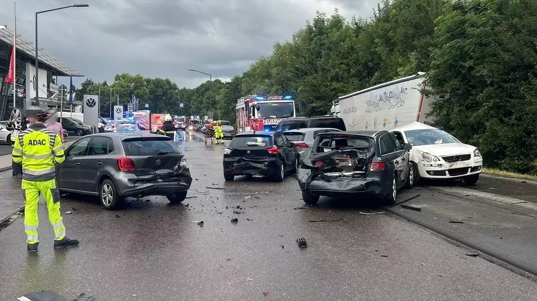 POL-PDTR: Trier Loebstraße LKW fährt in geparkte Fahrzeuge, hoher Sachschaden - Bild: presseportal.de