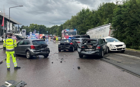 POL-PDTR: Trier Loebstraße LKW fährt in geparkte Fahrzeuge, hoher Sachschaden - Foto: presseportal.de