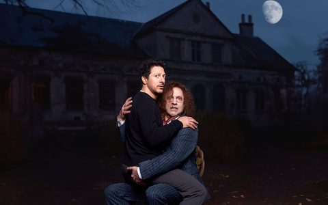 Rocko Schamoni als Vampir - Foto: Christoph Köstlin/SevenOne/dpa