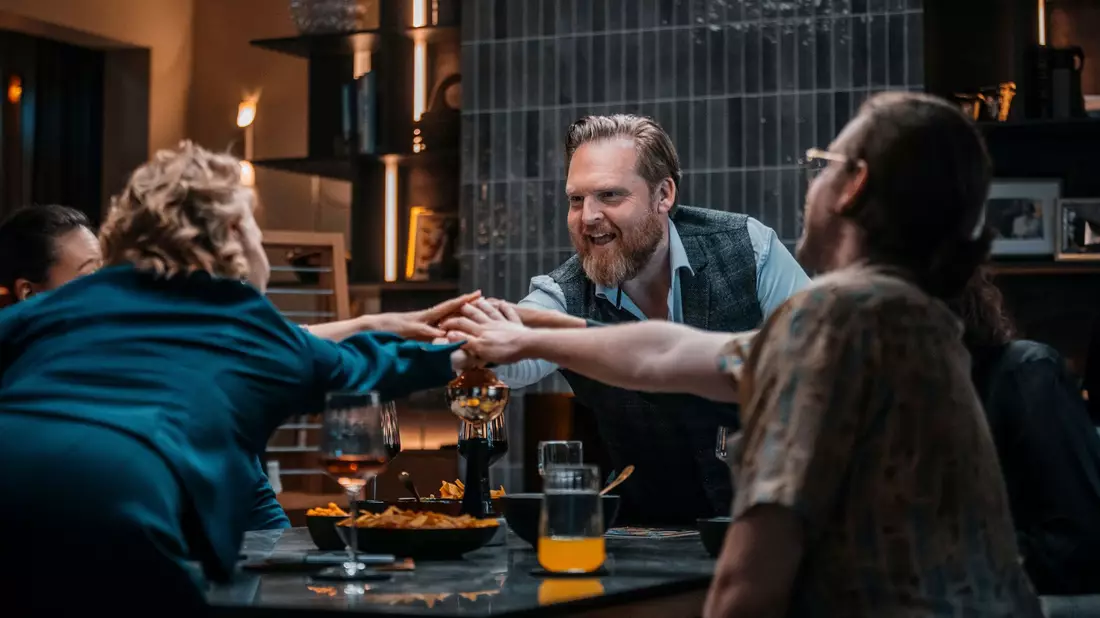 Ein Spieleabend eskaliert. - Bild: Sasha Ostrov/Netflix/dpa