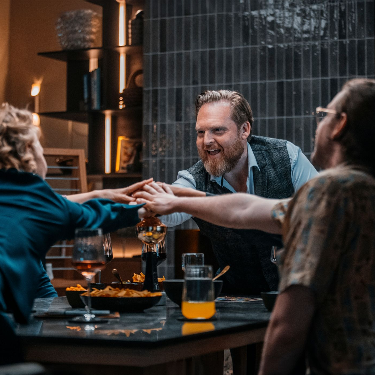 Ein Spieleabend eskaliert. - Foto: Sasha Ostrov/Netflix/dpa