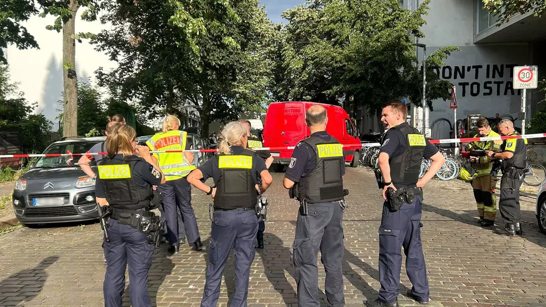 Polizisten sperren den Tatort ab - ein Mann ist in Berlin-Gesundbrunnen durch einen Messerstich in den Bauch getötet worden. - Bild: Sven Kaeuler/dpa