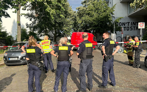 Polizisten sperren den Tatort ab - ein Mann ist in Berlin-Gesundbrunnen durch einen Messerstich in den Bauch getötet worden. - Foto: Sven Kaeuler/dpa
