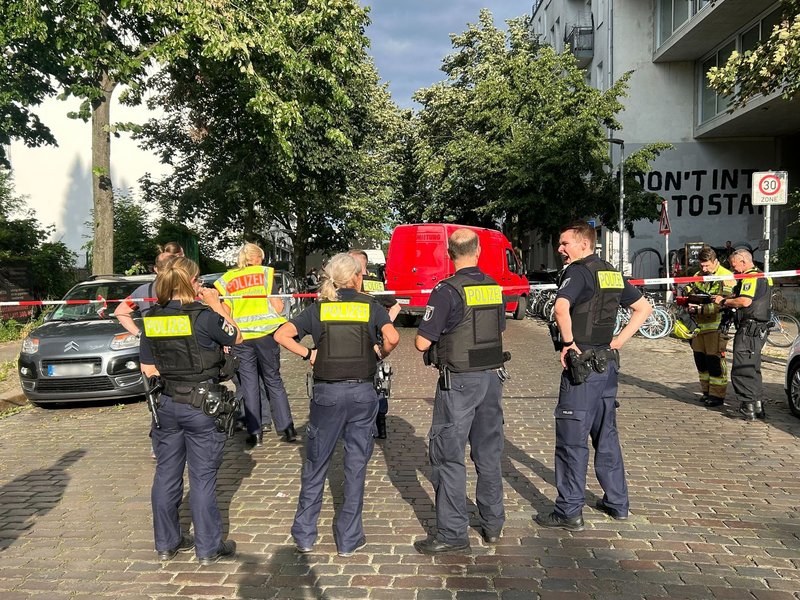 Polizisten sperren den Tatort ab - ein Mann ist in Berlin-Gesundbrunnen durch einen Messerstich in den Bauch getötet worden. - Foto: Sven Kaeuler/dpa