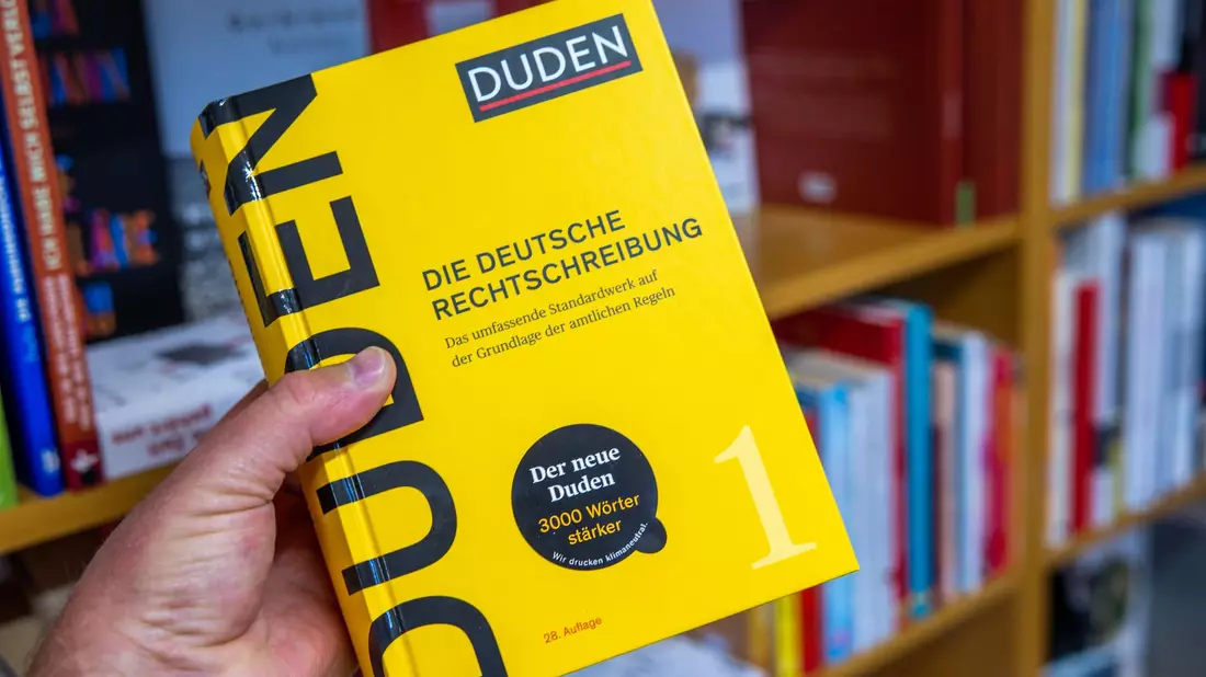 Der Duden ist das Standardwerk der Rechtschreibung. Zuständig für das amtliche Regelwerk der Rechtschreibung ist der Rat für deutsche Rechtschreibung. (Symbolfoto) - Bild: Jens Büttner/dpa
