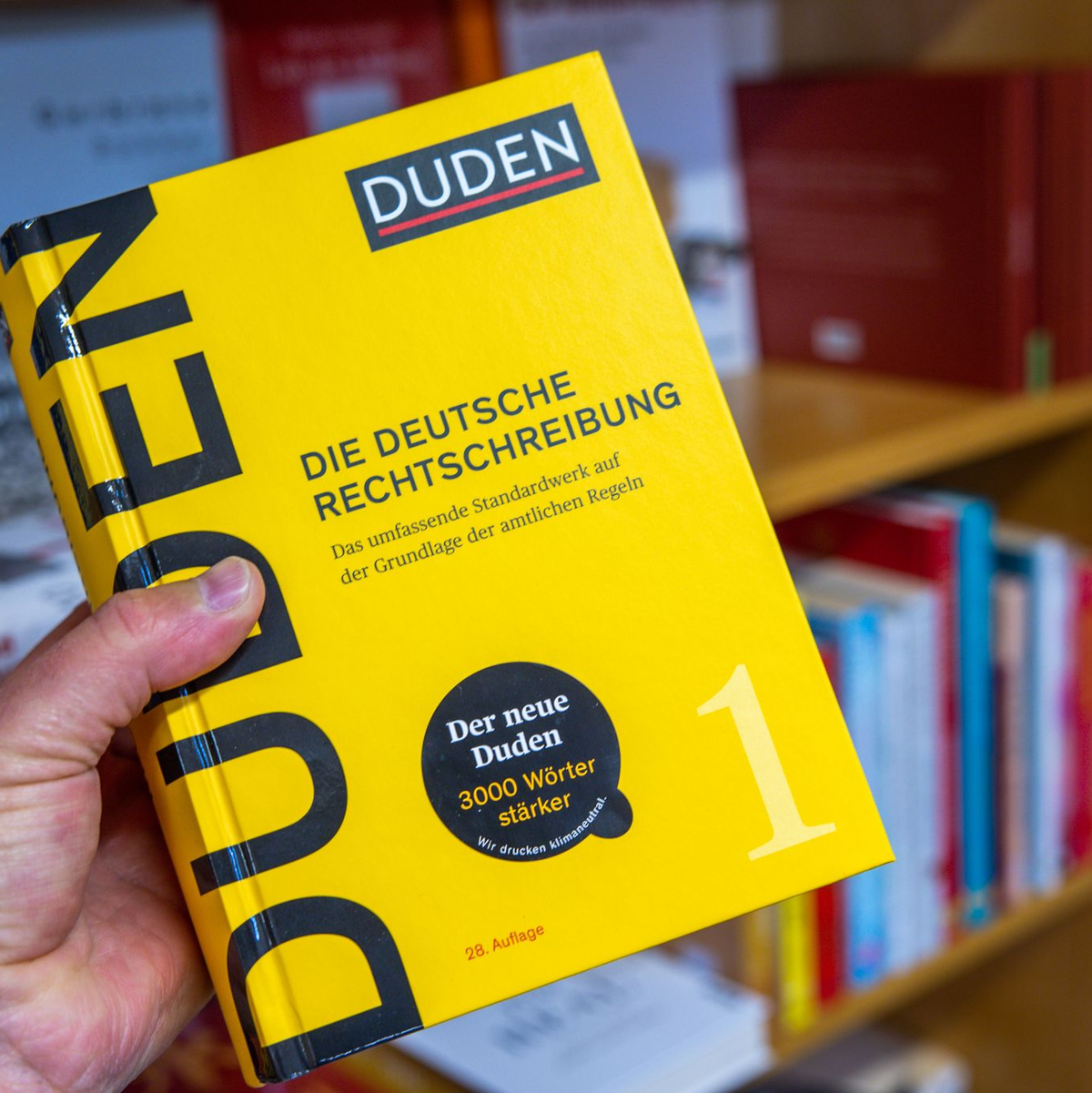 Der Duden ist das Standardwerk der Rechtschreibung. Zuständig für das amtliche Regelwerk der Rechtschreibung ist der Rat für deutsche Rechtschreibung. (Symbolfoto) - Foto: Jens Büttner/dpa