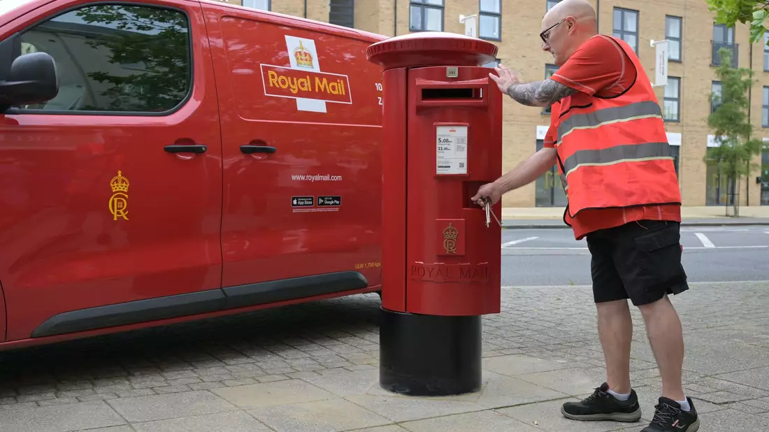Der König ist seit September 2022 im Amt. - Bild: Royal Mail/PA Media/dpa