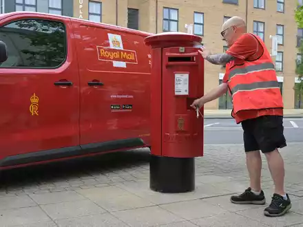 Der König ist seit September 2022 im Amt. - Foto: Royal Mail/PA Media/dpa