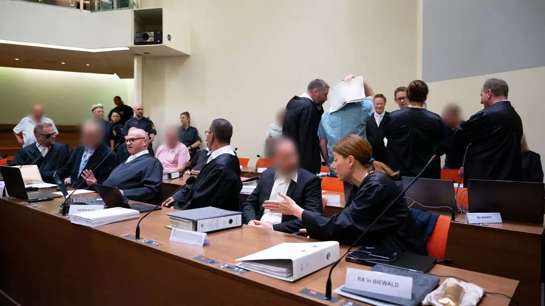 Acht mutmaßliche Mitglieder der Gruppe Reuß stehen immer wieder in München vor Gericht. (Archiv-Foto) - Bild: Sven Hoppe/dpa