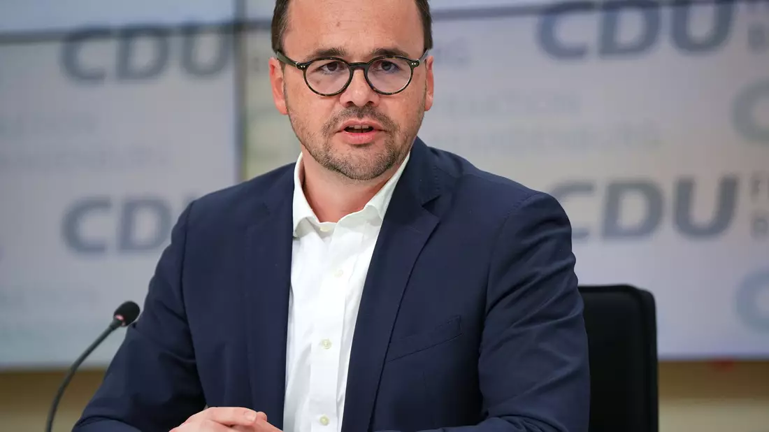 Brandenburgs CDU-Spitzenkandidat war mit 1,3 Promille auf dem E-Scooter unterwegs. (Archivbild) - Bild: Soeren Stache/dpa