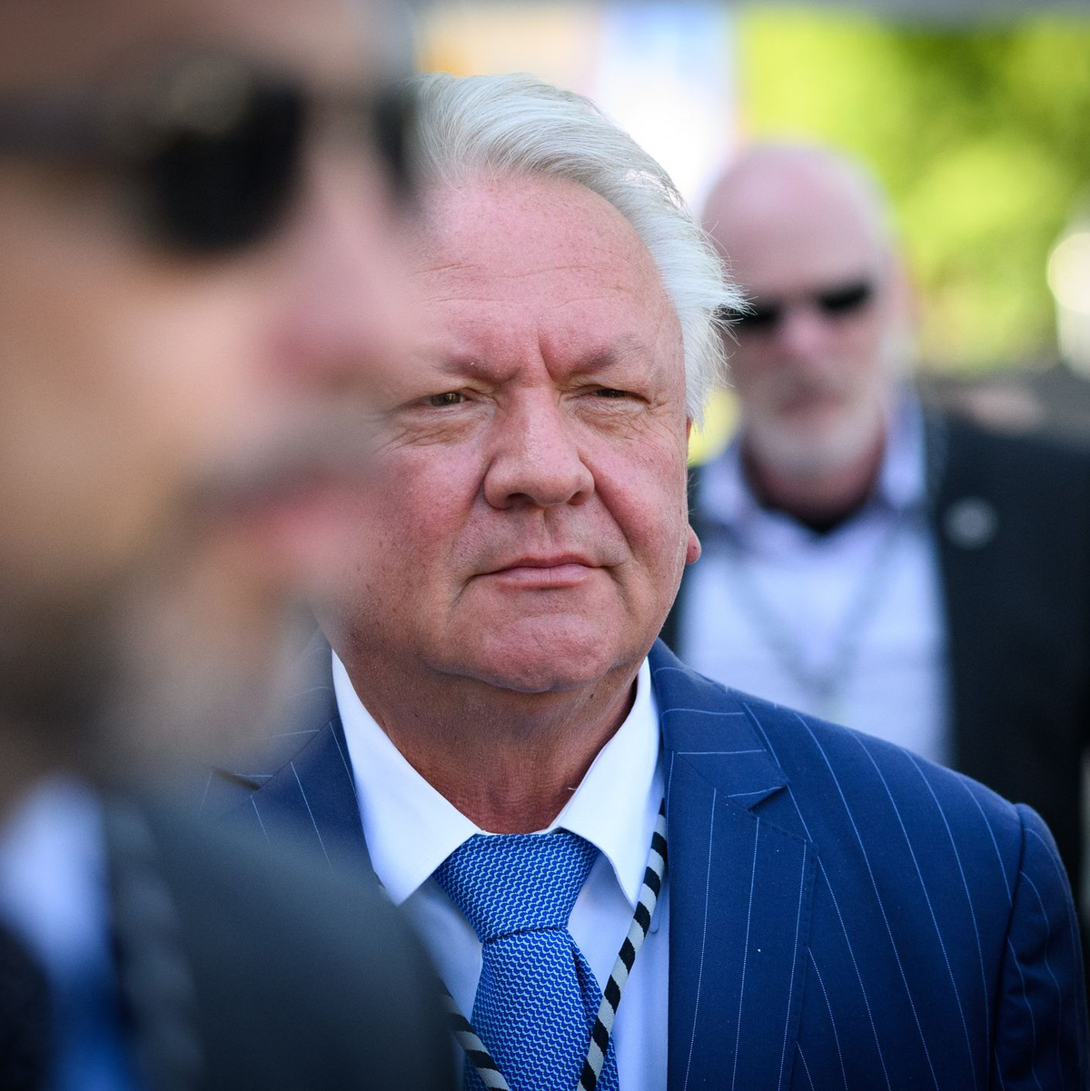 Armin Papperger, Vorstandsvorsitzender der Rheinmetall AG, kommt, begleitet von Personenschützern, zum Tag der deutschen Industrie 2024 des Bundesverbandes der Deutschen Industrie (BDI). - Foto: Bernd von Jutrczenka/dpa