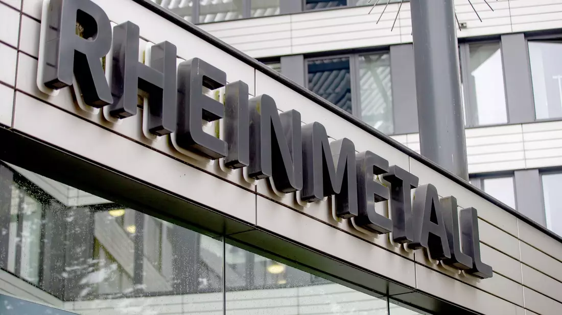 Das Logo der Rheinmetall AG ist vor der Zentrale zu sehen. - Bild: Thomas Banneyer/dpa