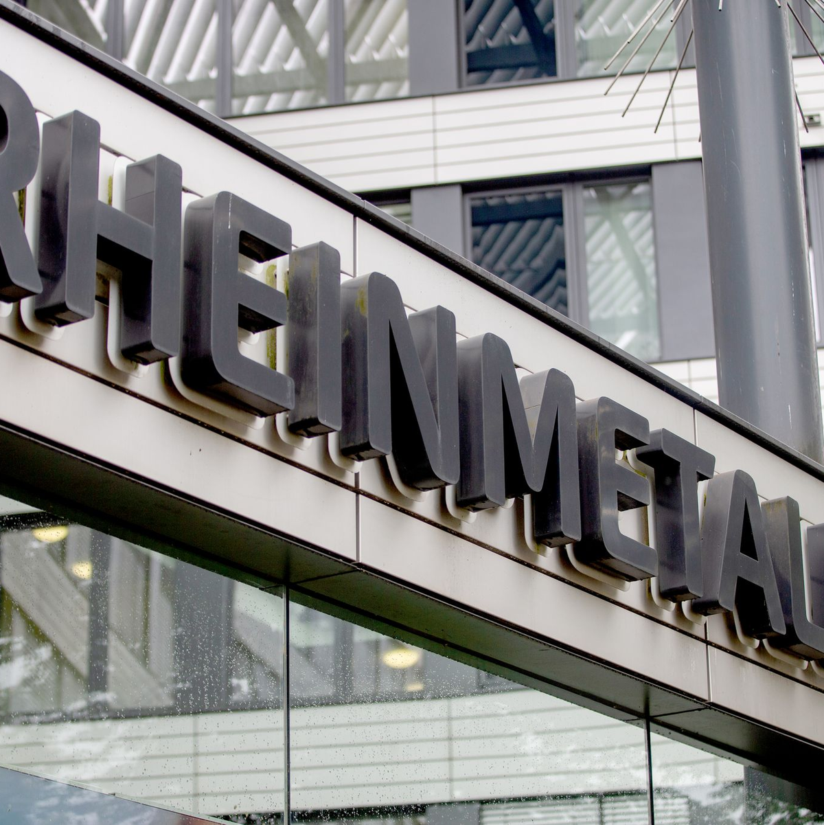 Das Logo der Rheinmetall AG ist vor der Zentrale zu sehen. - Foto: Thomas Banneyer/dpa