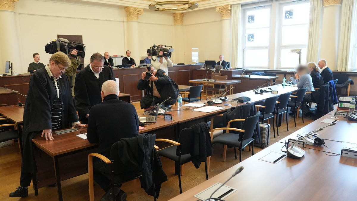 Die Angeklagte (3.v.r) und der Angeklagte (3.v.l) im Prozess um Tod nach Zahnbehandlung. (Archivfoto) - Foto: Marcus Brandt/dpa
