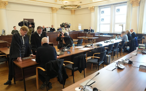 Die Angeklagte (3.v.r) und der Angeklagte (3.v.l) im Prozess um Tod nach Zahnbehandlung. (Archivfoto) - Foto: Marcus Brandt/dpa