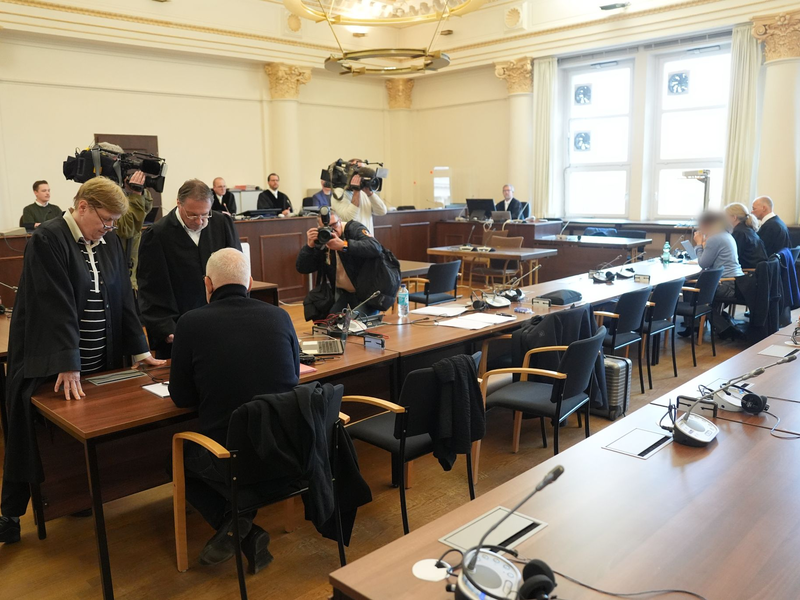 Die Angeklagte (3.v.r) und der Angeklagte (3.v.l) im Prozess um Tod nach Zahnbehandlung. (Archivfoto) - Foto: Marcus Brandt/dpa