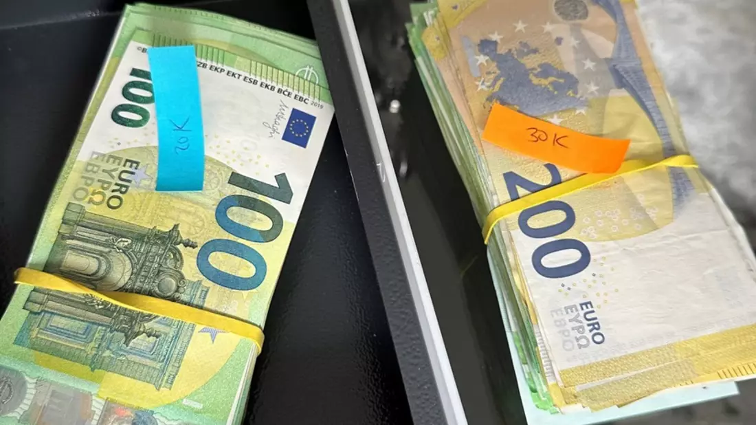 POL-D: Gewerbsmäßiger Betrug durch Retouren - Möglicherweise 75.000 Euro ergaunert - 50.000 Euro sichergestellt - Festnahme - Haftrichter - Untersuchungshaft - Bild: presseportal.de