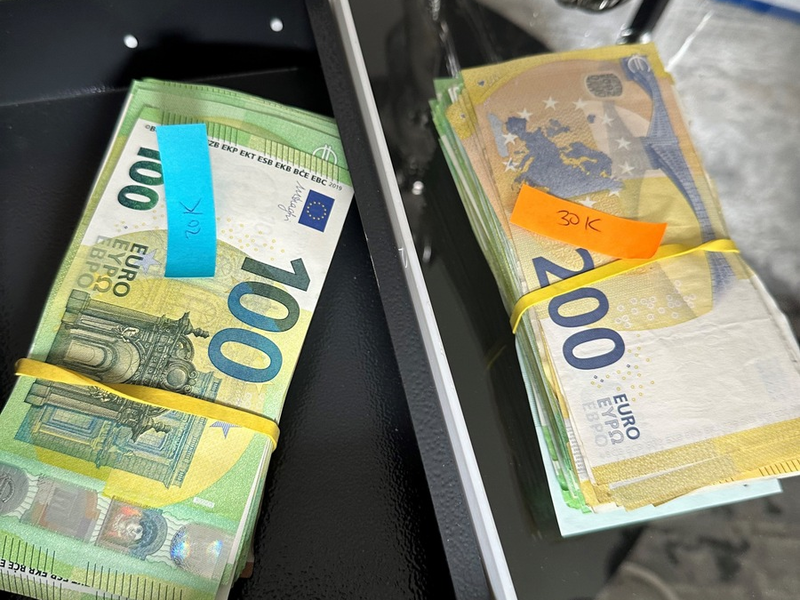 POL-D: Gewerbsmäßiger Betrug durch Retouren - Möglicherweise 75.000 Euro ergaunert - 50.000 Euro sichergestellt - Festnahme - Haftrichter - Untersuchungshaft - Foto: presseportal.de