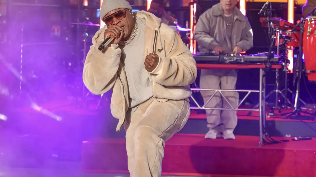 An Silvester trat LL Cool J bereits auf dem Times Square in New York auf, jetzt kündigt der Rapper ein neues Album an. (Archivbild) - Bild: Andy Kropa/Invision/AP/dpa